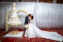kiss by traveller wedding cake